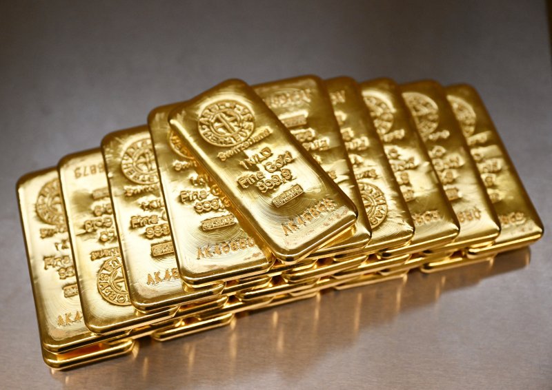 Gold heads for first weekly loss since May