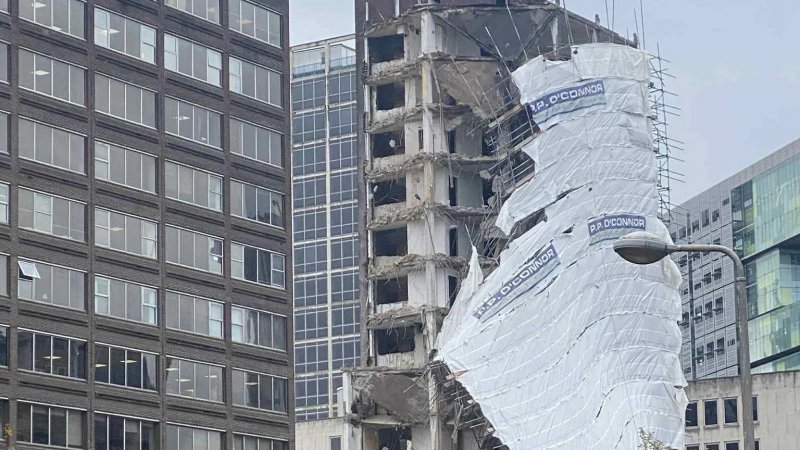 Building collapses in Manchester’s city center