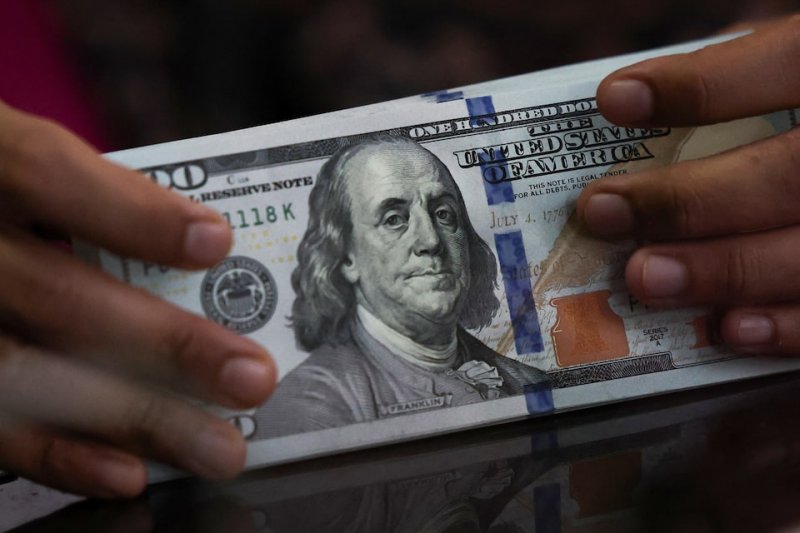Dollar slips ahead of Trump–Xi meeting and key central bank decisions
