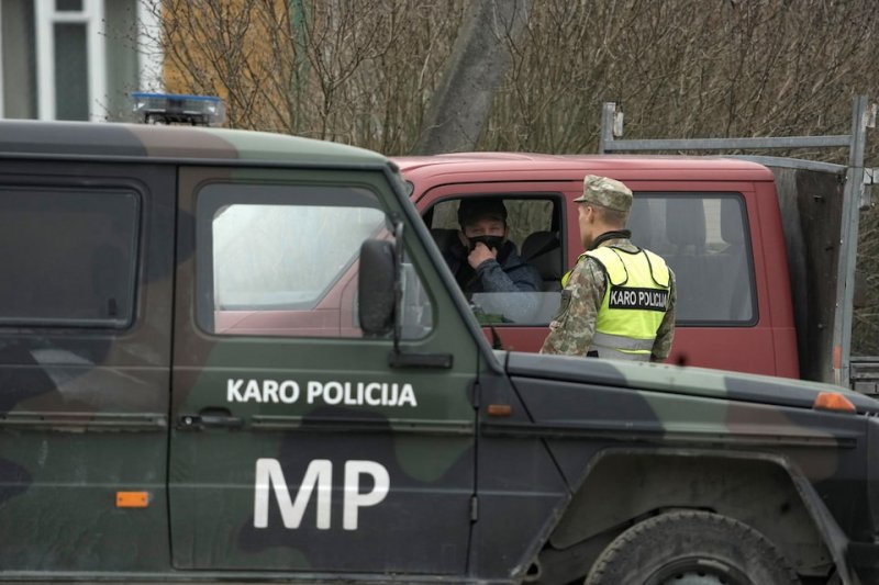 Lithuania to keep Belarus border closed until November 30 over balloon incidents