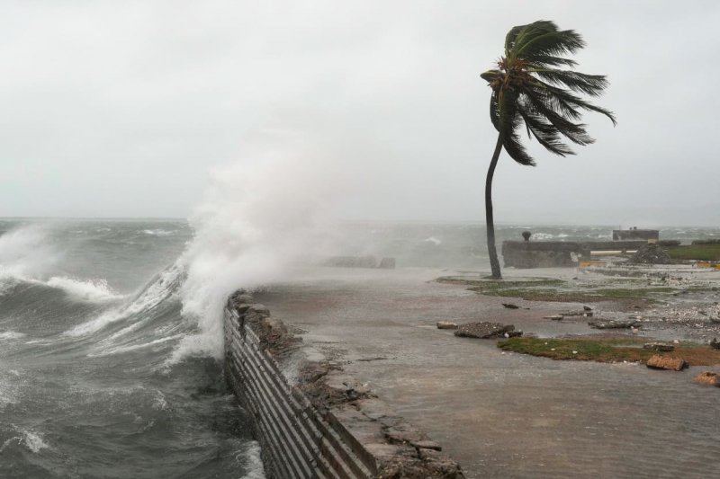 Hurricane Melissa nears Bahamas: Final evacuations underway