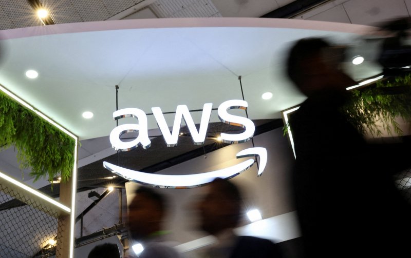 Thousands report Microsoft outages; AWS denies disruption