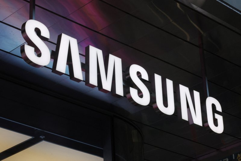 Samsung Q3 net profit climbs on strong chip sales