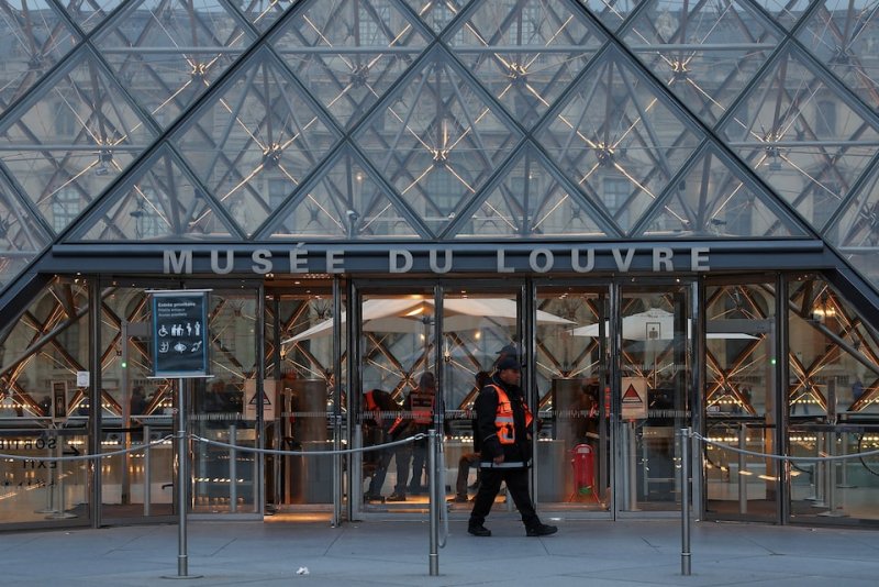 Third suspect arrested in Louvre heist