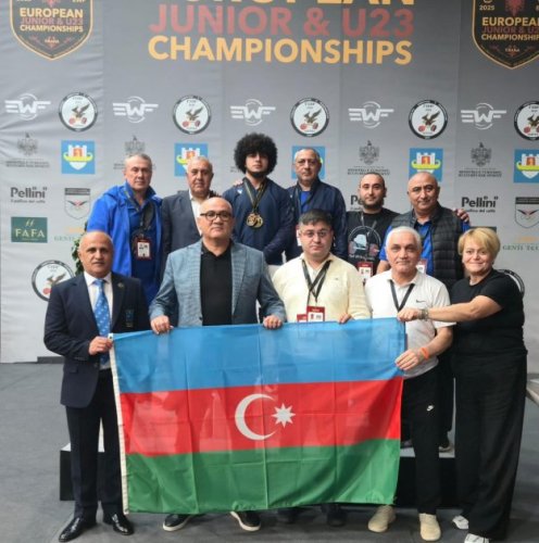 Azerbaijani European champion weightlifter breaks new record