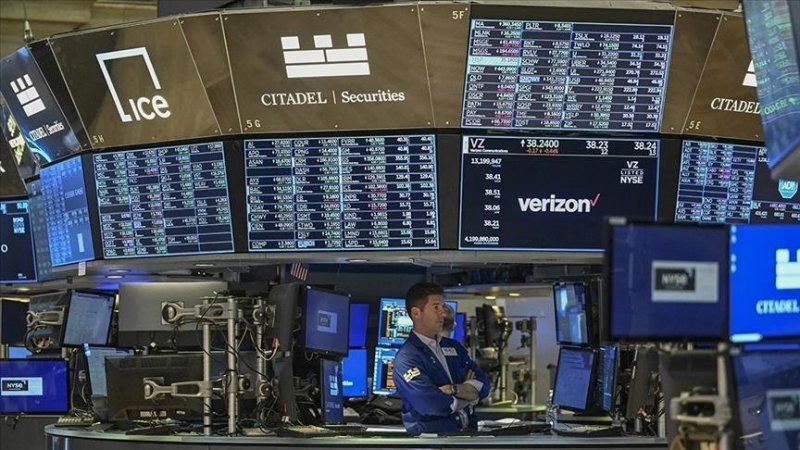 Global markets mixed as gold slips from record highs