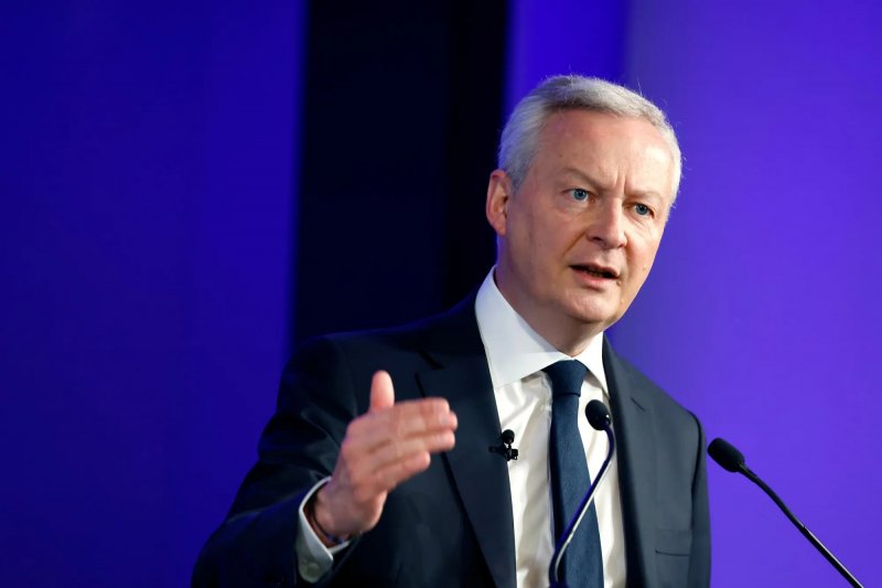 France's Le Maire says new cabinet can be formed after his exit