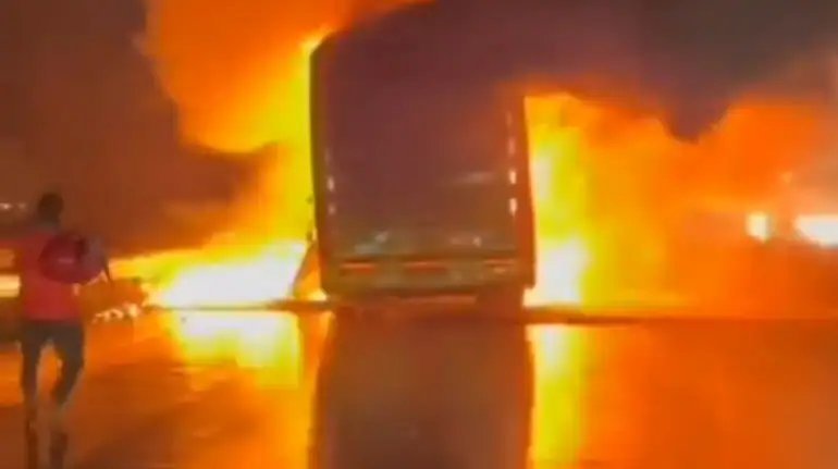 20 killed as bus catches fire in India - VIDEO