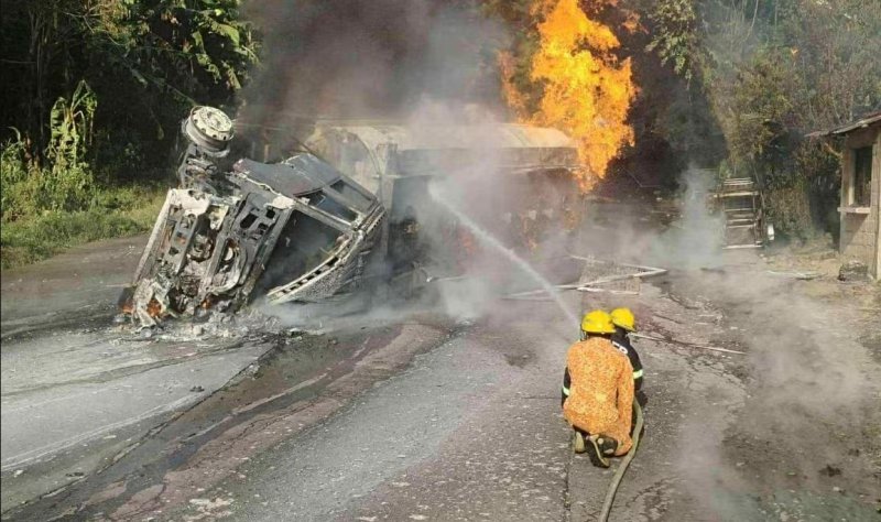 One dead, five injured as truck crashes and catches fire in Philippines -  VIDEO 
