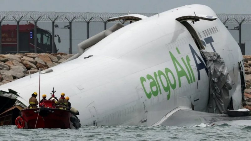 Cargo plane skids off Hong Kong runway into sea, 2 killled  -VIDEO 