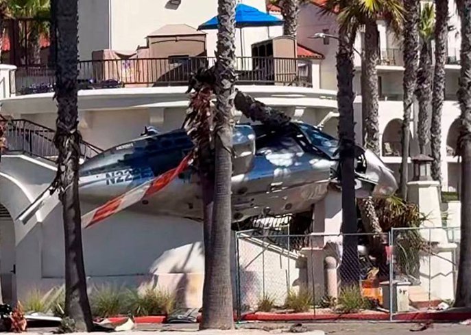 Helicopter crashes into palm trees after spinning out of control at a popular California beach  -VIDEO 