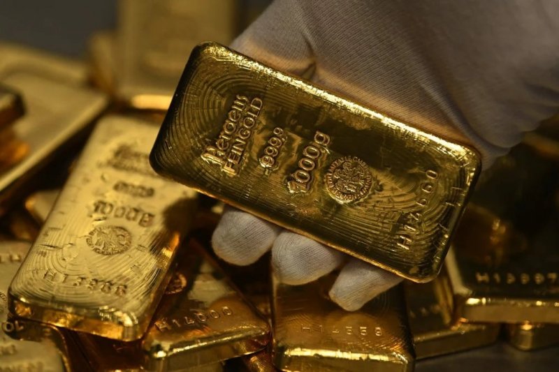 Gold price tops 4,000 dollars for 1st time ever