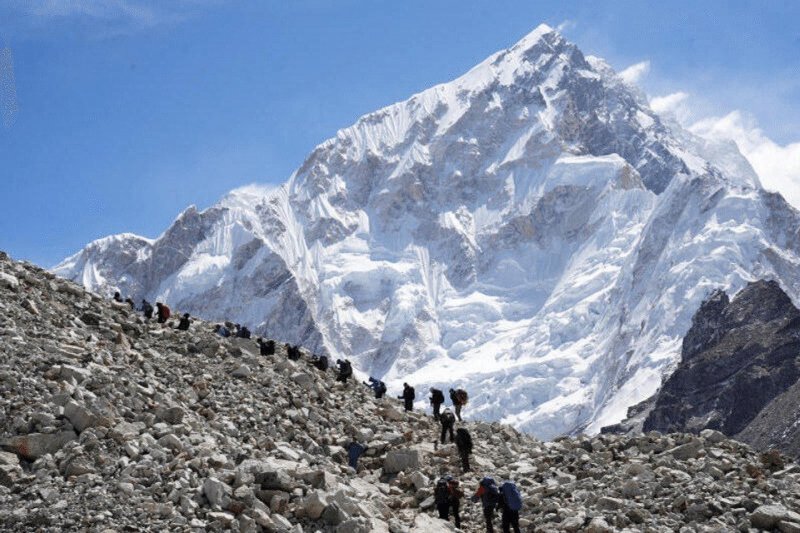 Hundreds of trekkers rescued on the Tibetan slopes of Mount Everest  -VIDEO 