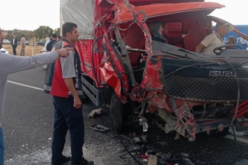 Fifteen injured in truck-pickup collision in southeastern Türkiye