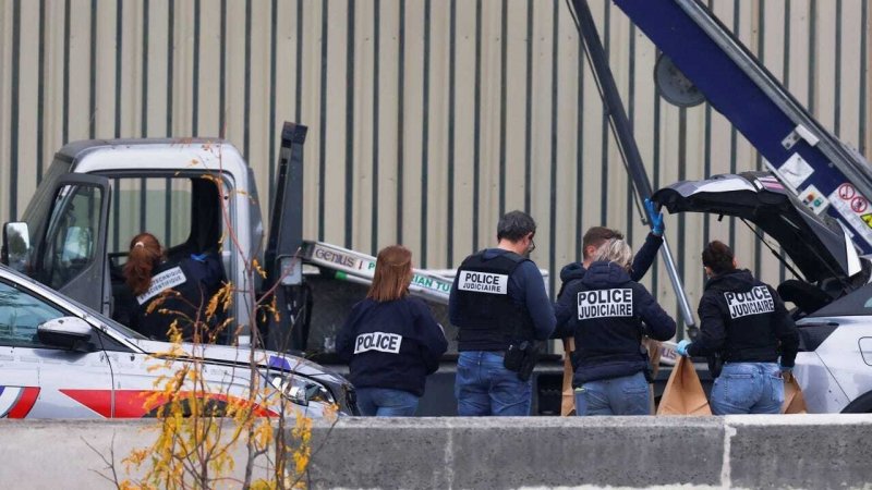 Thieves pull off daring daylight heist, stealing priceless jewels from Paris’s Louvre Museum