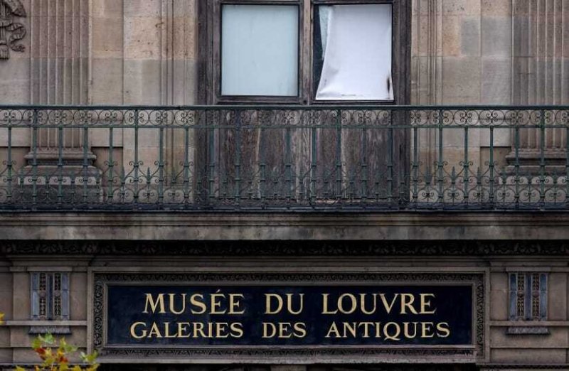 News about - Thieves pull off daring daylight heist, stealing priceless jewels from Paris’s Louvre Museum
