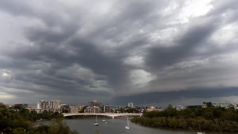 Over 90,000 households in Australia left without power due to storm  -VIDEO 
