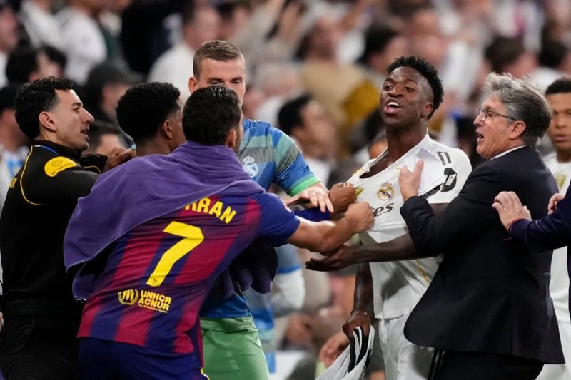 The match between Real Madrid and Barcelona ended in a brawl 