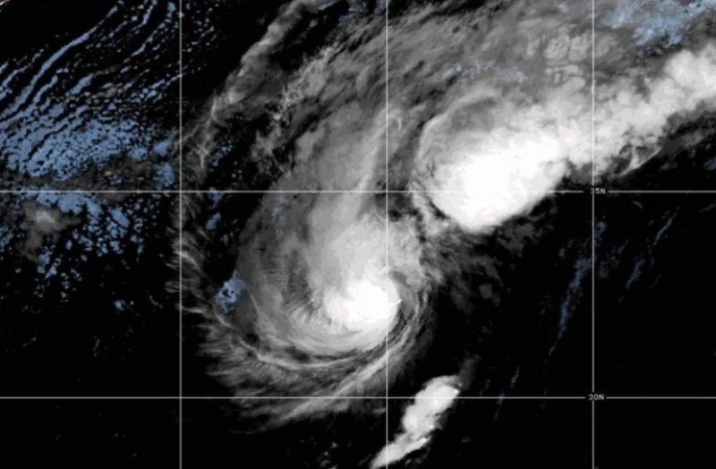 Schools and airport closed as Hurricane Imelda hits Bermuda