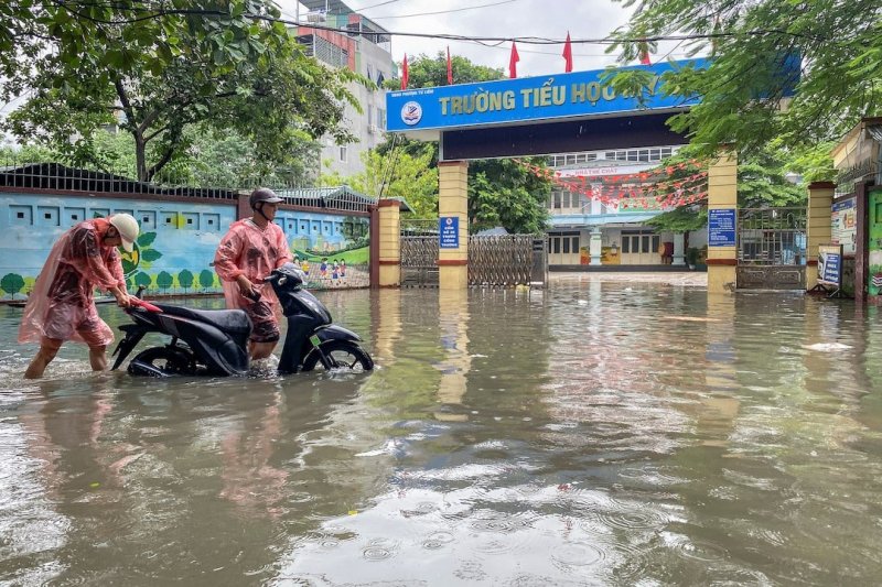 Typhoon Matmo leaves 15 dead in Vietnam