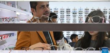 Canton Fair attracts record global buyers -  PHOTO  