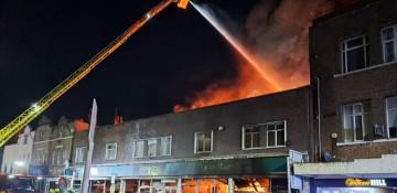 Massive blaze engulfs Poundland store in southeast London -  VIDEO 
