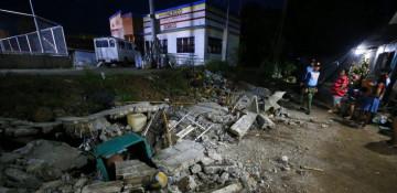 Seven dead as powerful quakes hit southern Philippines