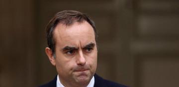 French PM supports freezing Macron's pension reform to save government