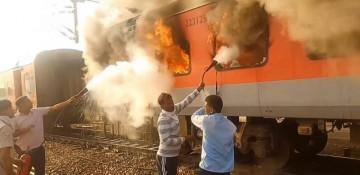 Train fire in northern India leaves one woman injured -  VIDEO 