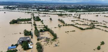 Residents evacuate as coastal flooding hits the Philippines