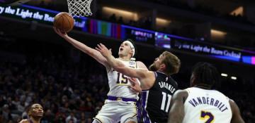Austin Reaves drops career-high 51 points as Lakers beat Kings without Doncic