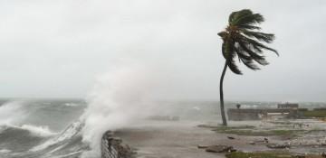 Hurricane Melissa nears Bahamas: Final evacuations underway