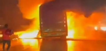 20 killed as bus catches fire in India - VIDEO