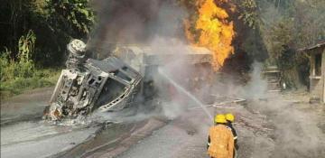 One dead, five injured as truck crashes and catches fire in Philippines -  VIDEO 