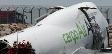 Cargo plane skids off Hong Kong runway into sea, 2 killled  -VIDEO 