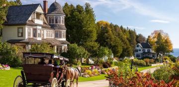 US island with no cars and one horse for every person - PHOTO 