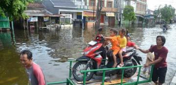 Flood hits Semarang of Indonesia - PHOTO