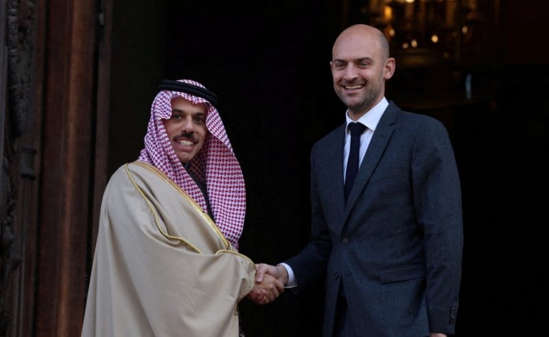 Europeans and Arabs meet to discuss next phase of Trump's Gaza plan