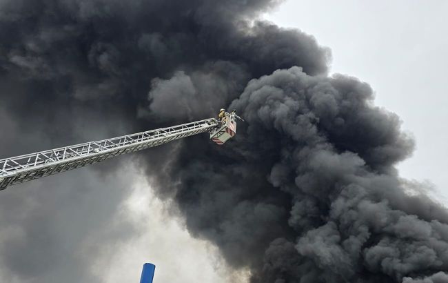 Explosion at New Mexico oil refinery injures several, sends thick smoke over city -  VIDEO 