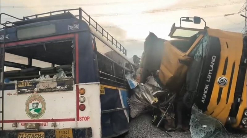 At least 24 dead in bus-truck collision in India’s Telangana -  VIDEO 