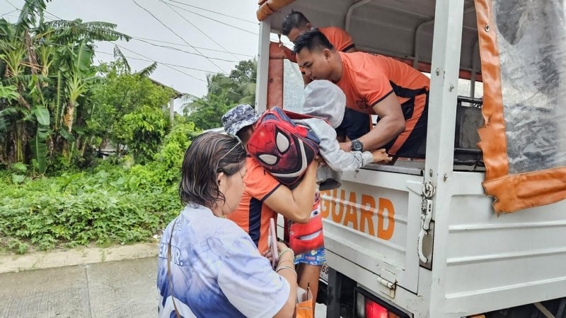 Thousands evacuated as Typhoon Kalmaegi nears Philippines