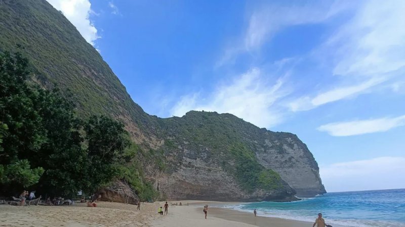 Bali halts Chinese glass lift project on iconic cliff after backlash