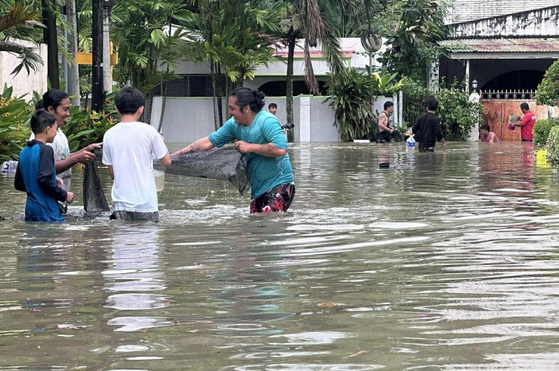 Typhoon Kalmaegi batters central Philippines, leaving one dead