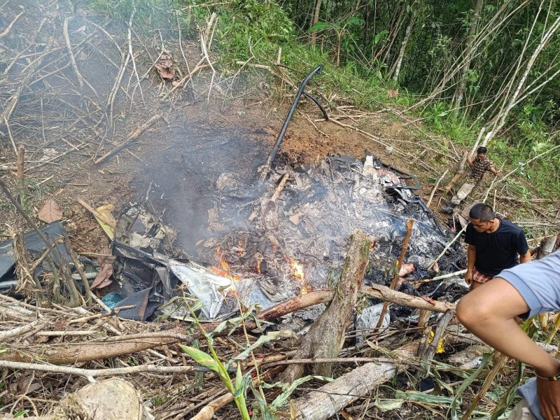 Philippine military helicopter crashes during typhoon relief mission  -VIDEO 
