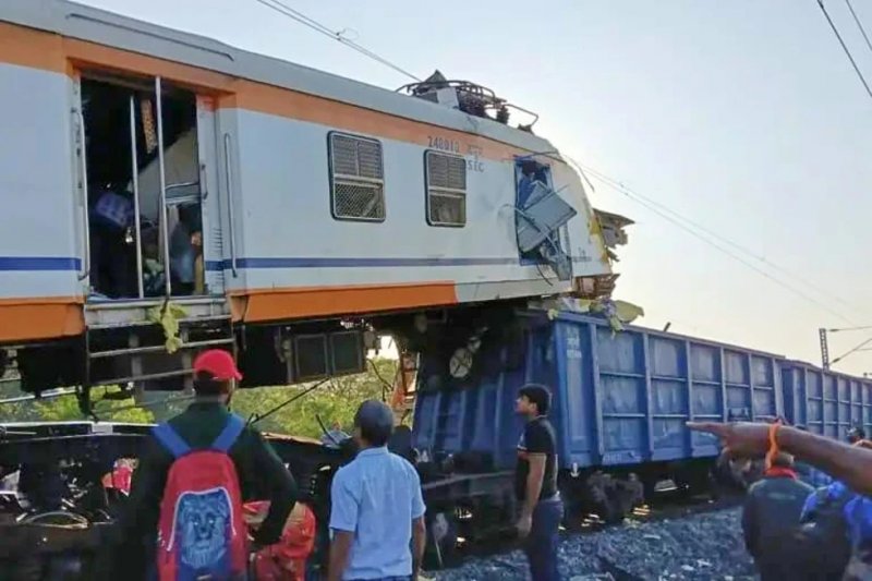 India's train collision death toll climbs to 11 -  VIDEO 