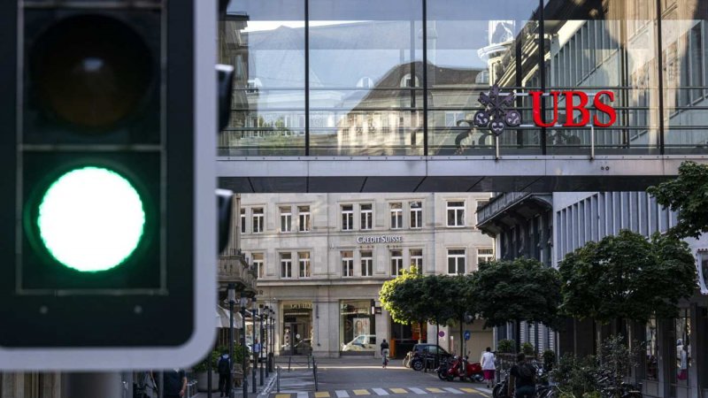 Swiss finance sector shrinks as regulators tighten control 