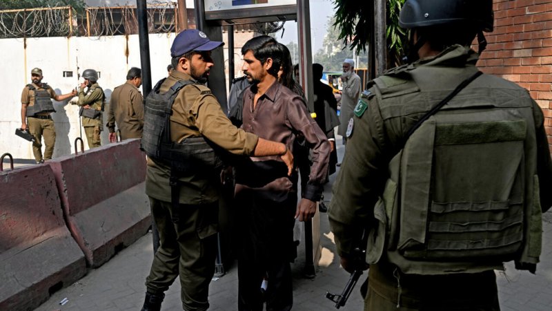 Pakistan tightens Islamabad security following suicide bombing