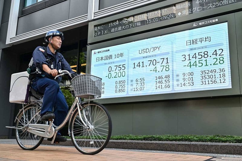 Tokyo stocks extend gains amid weaker yen 