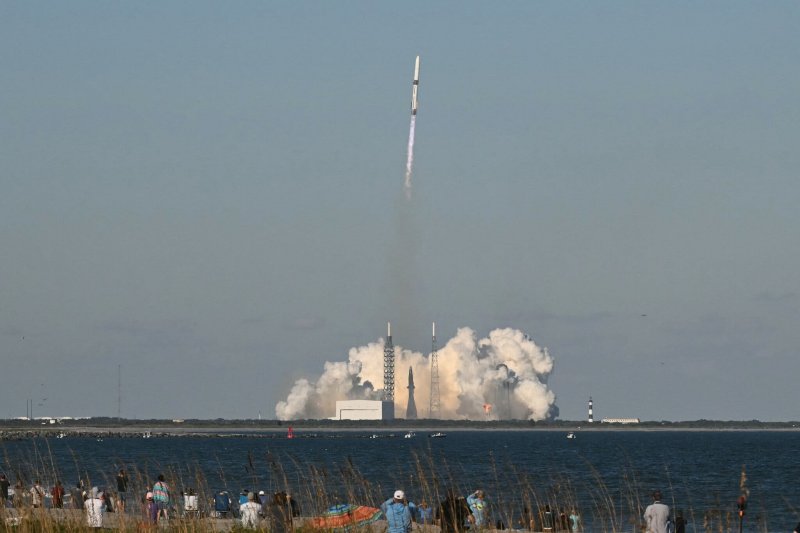 Blue Origin lands New Glenn booster after launch