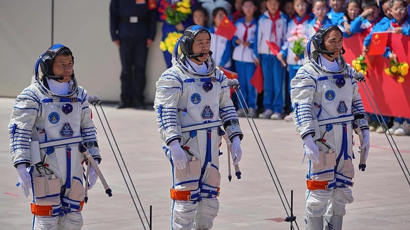 Chinese astronauts to return to Earth after delay